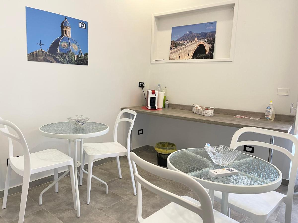 B&B Antichi Cortili แตร์มินิ อิเมเรเซ ภายนอก รูปภาพ