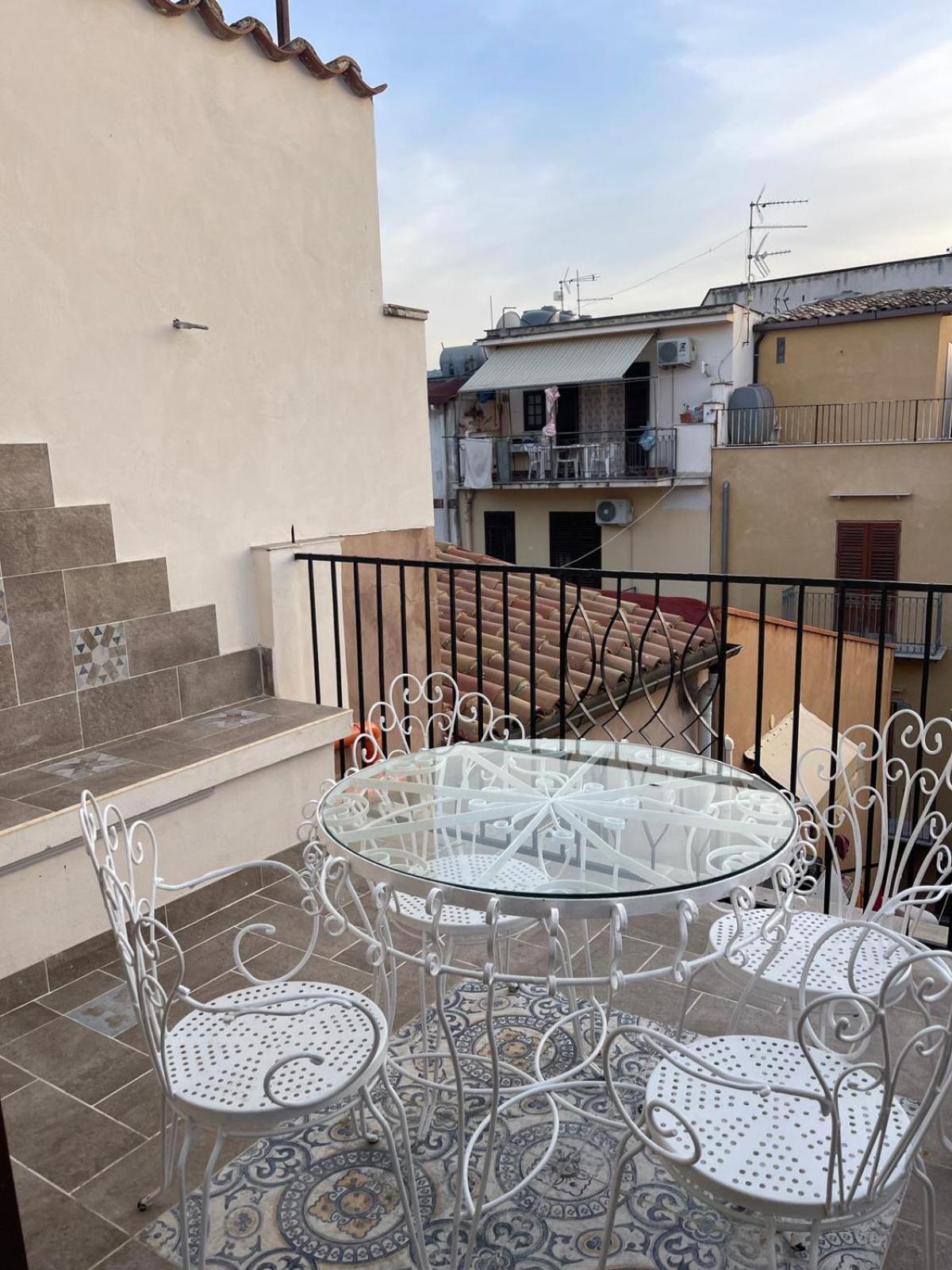 B&B Antichi Cortili แตร์มินิ อิเมเรเซ ภายนอก รูปภาพ